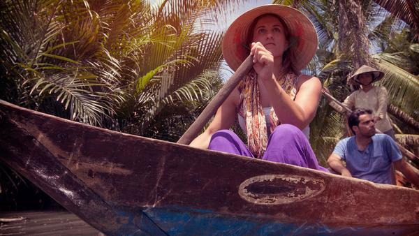 travellers canoeing along the Mekong river