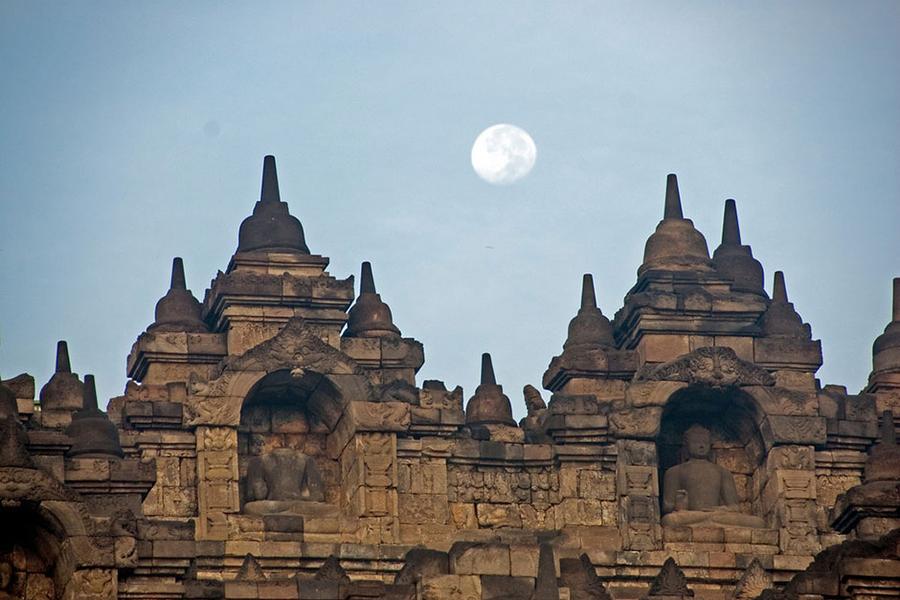 Join Wanderer-in-Residence Gary Arndt on a visual adventure through the Indonesian island of  Java, with stops at Mt Bromo and Borobudur.